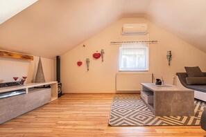 Flat-screen TV, fireplace - Holiday Home Zala With Jacuzzi (Puconci)