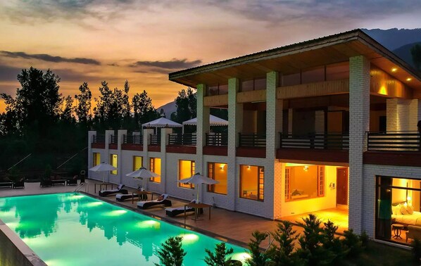 Seasonal outdoor pool - Rah Bagh (Srinagar)