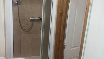 Apartemen | Kamar mandi | Shower, handuk, dan tisu toilet