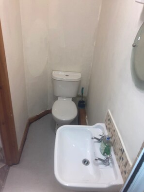 Apartment | Badezimmer | Dusche, Handtücher, Toilettenpapier