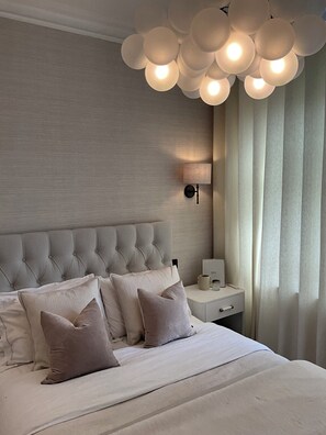 4 bedrooms, iron/ironing board, WiFi, bed sheets