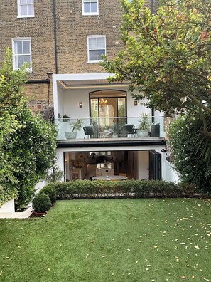 Outdoor dining - Elegant Parsons Green Townhouse (London)