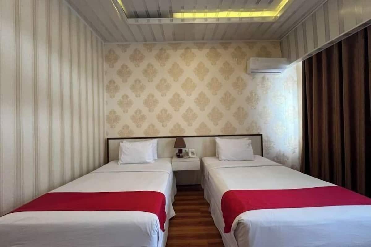 Bureau, espace de travail pour ordinateur portable, Wi-Fi gratuit