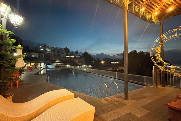 Una piscina al aire libre