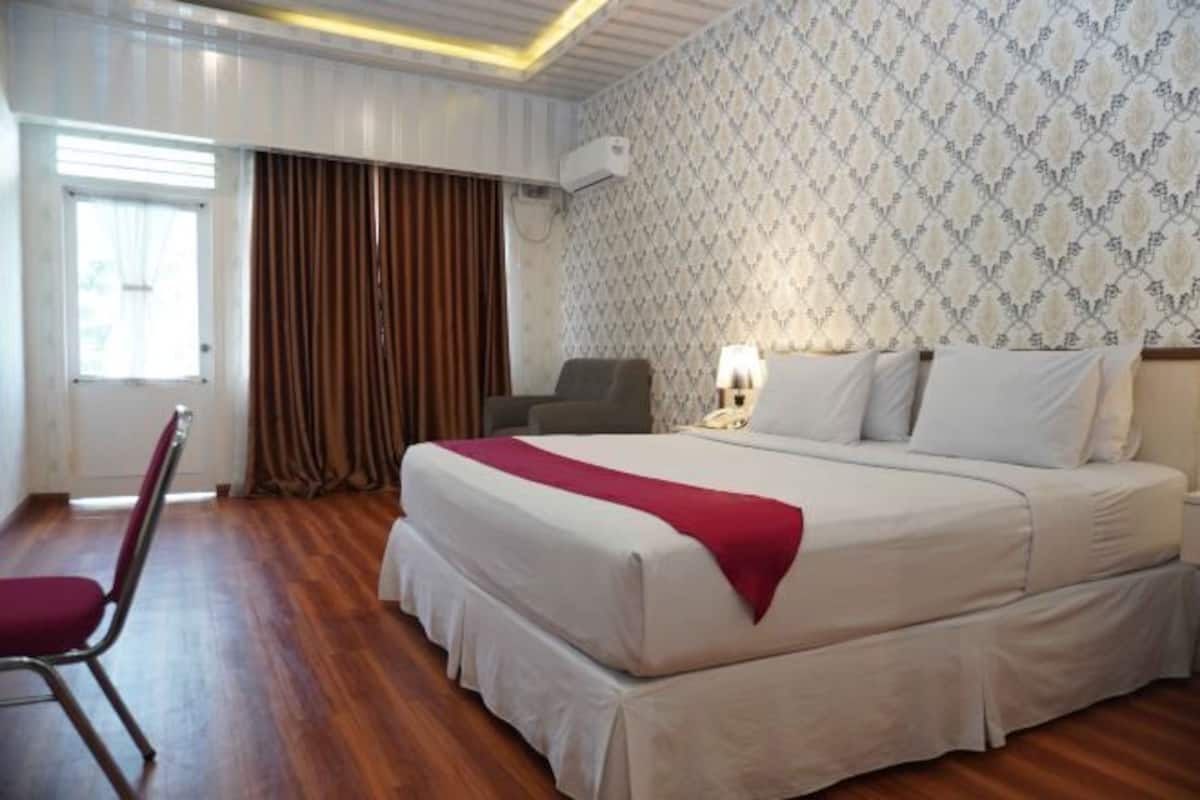 Escritorio, espacio para trabajar con laptop y wifi gratis