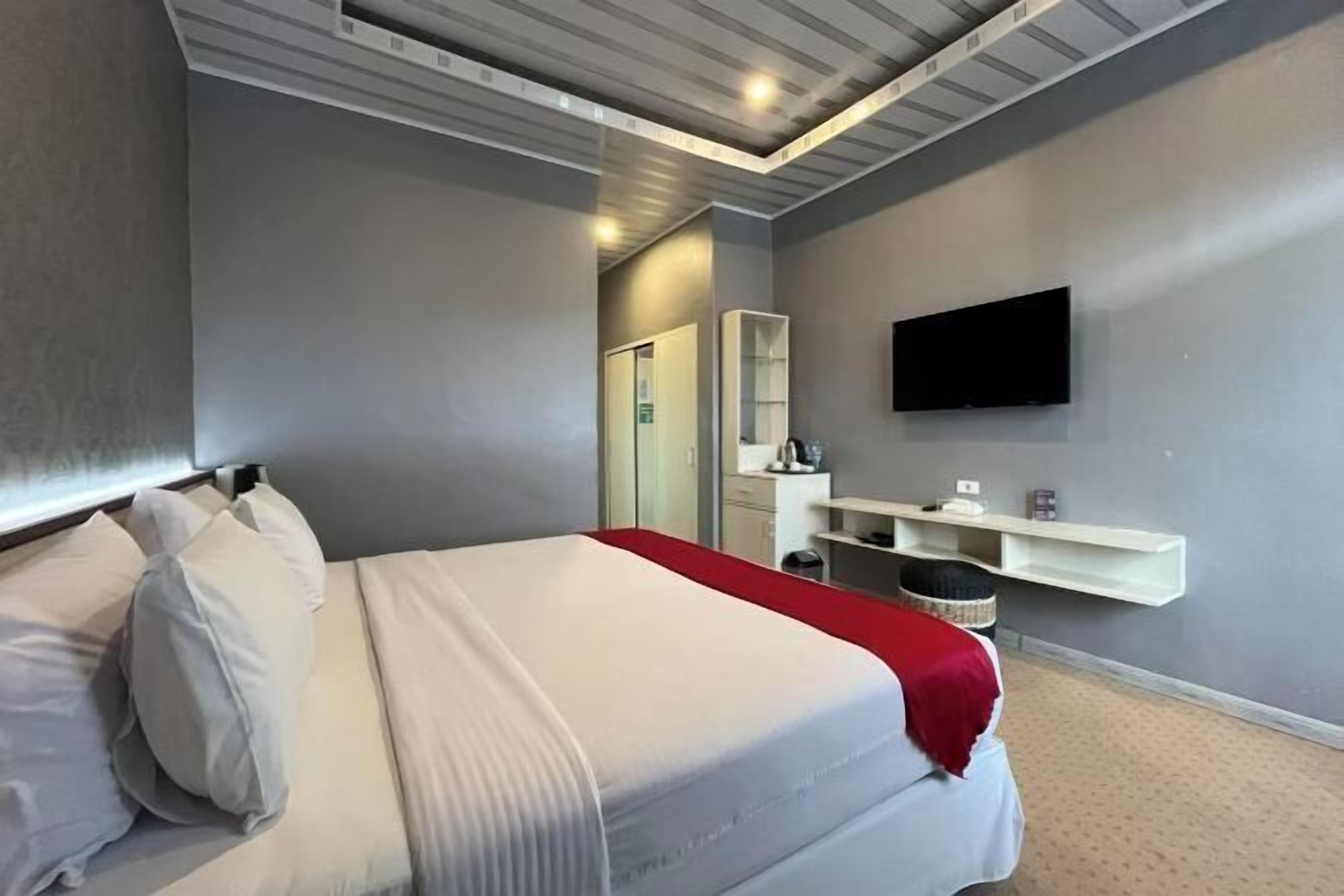 Desk, laptop workspace, free WiFi, bed sheets