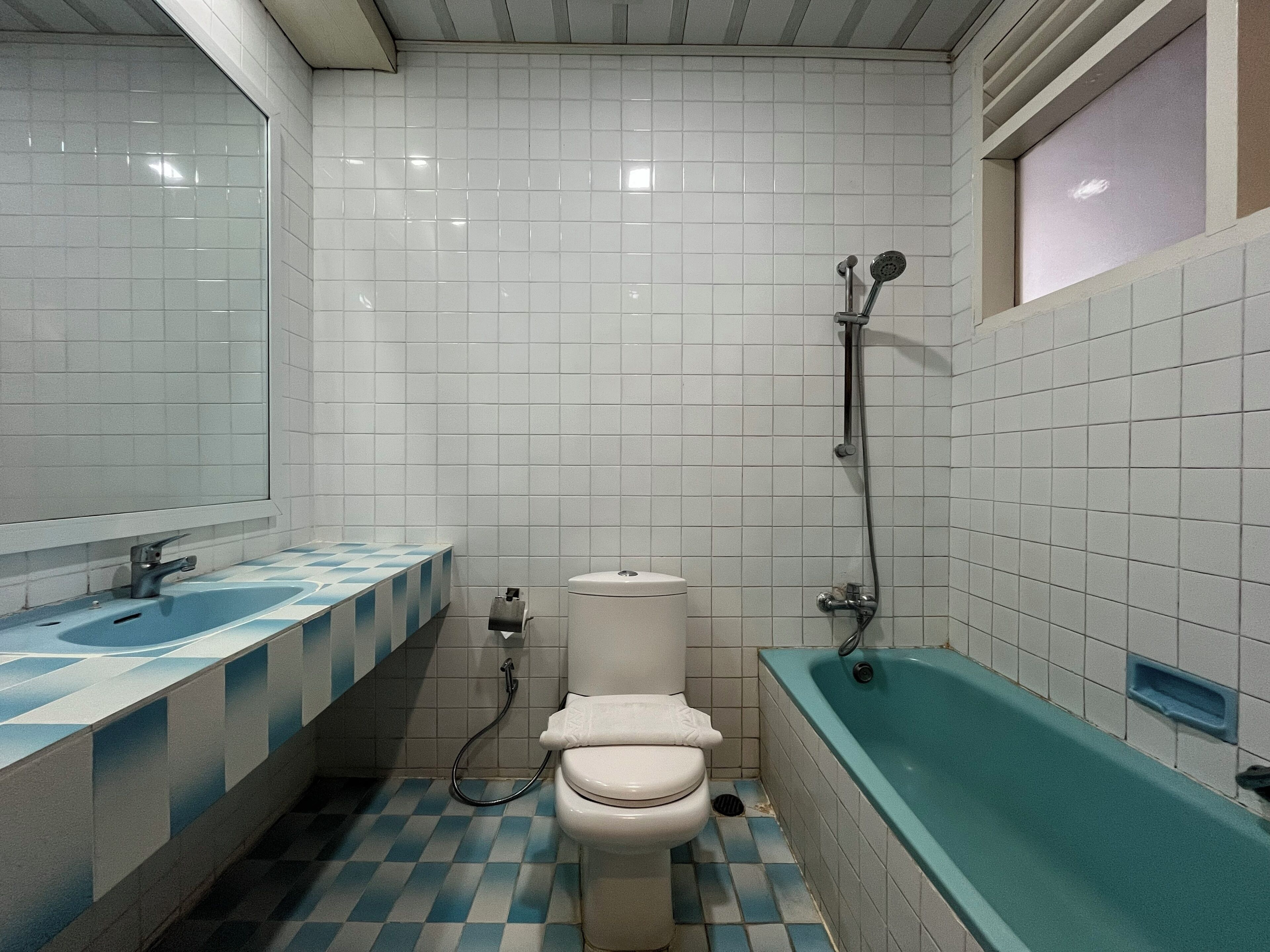 A bathroom with a toilet, sink, and bathtub.