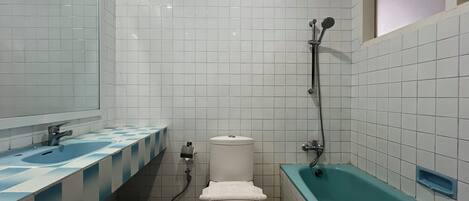 A bathroom with a toilet, sink, and bathtub.