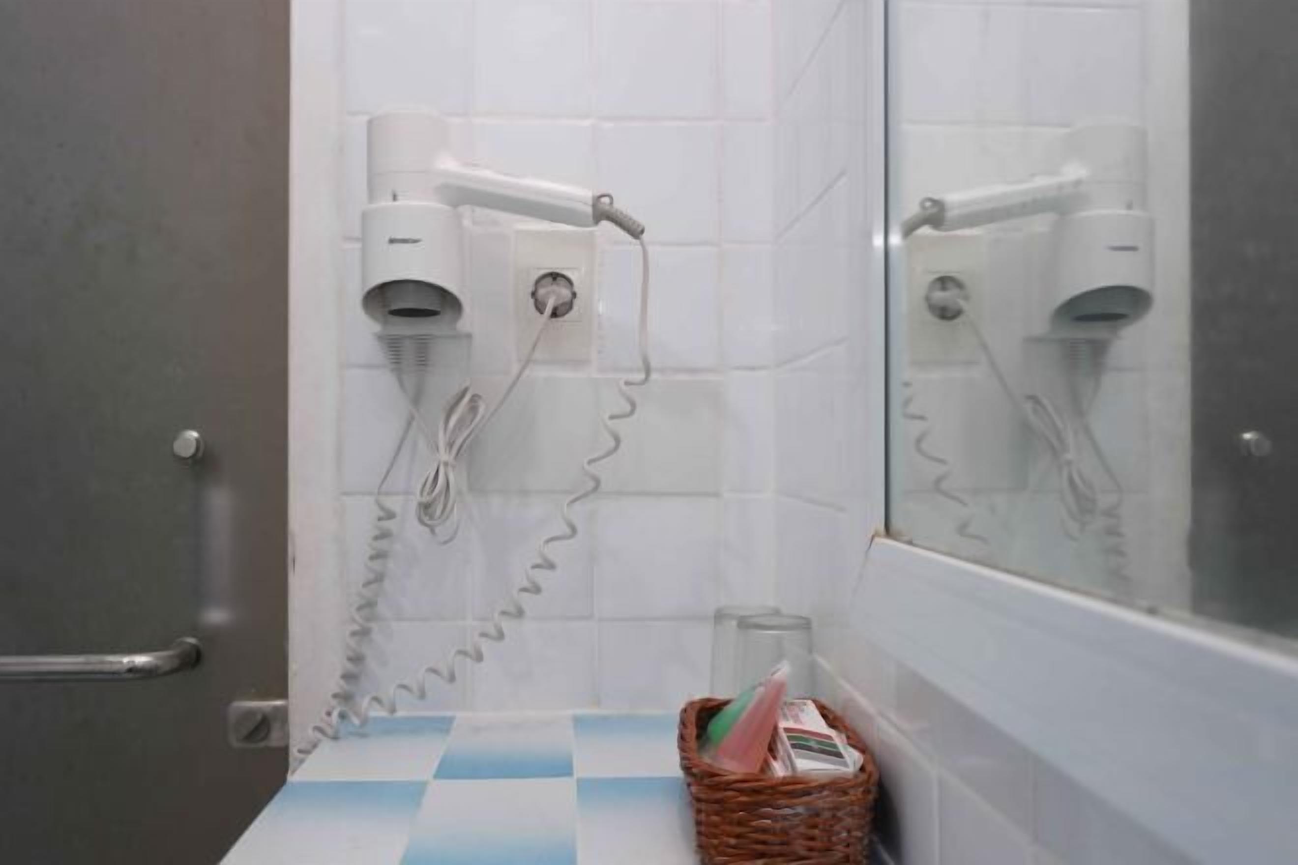 Bany | Capçal de dutxa tipus cascada, assecador de cabells, tovalloles i sabó 