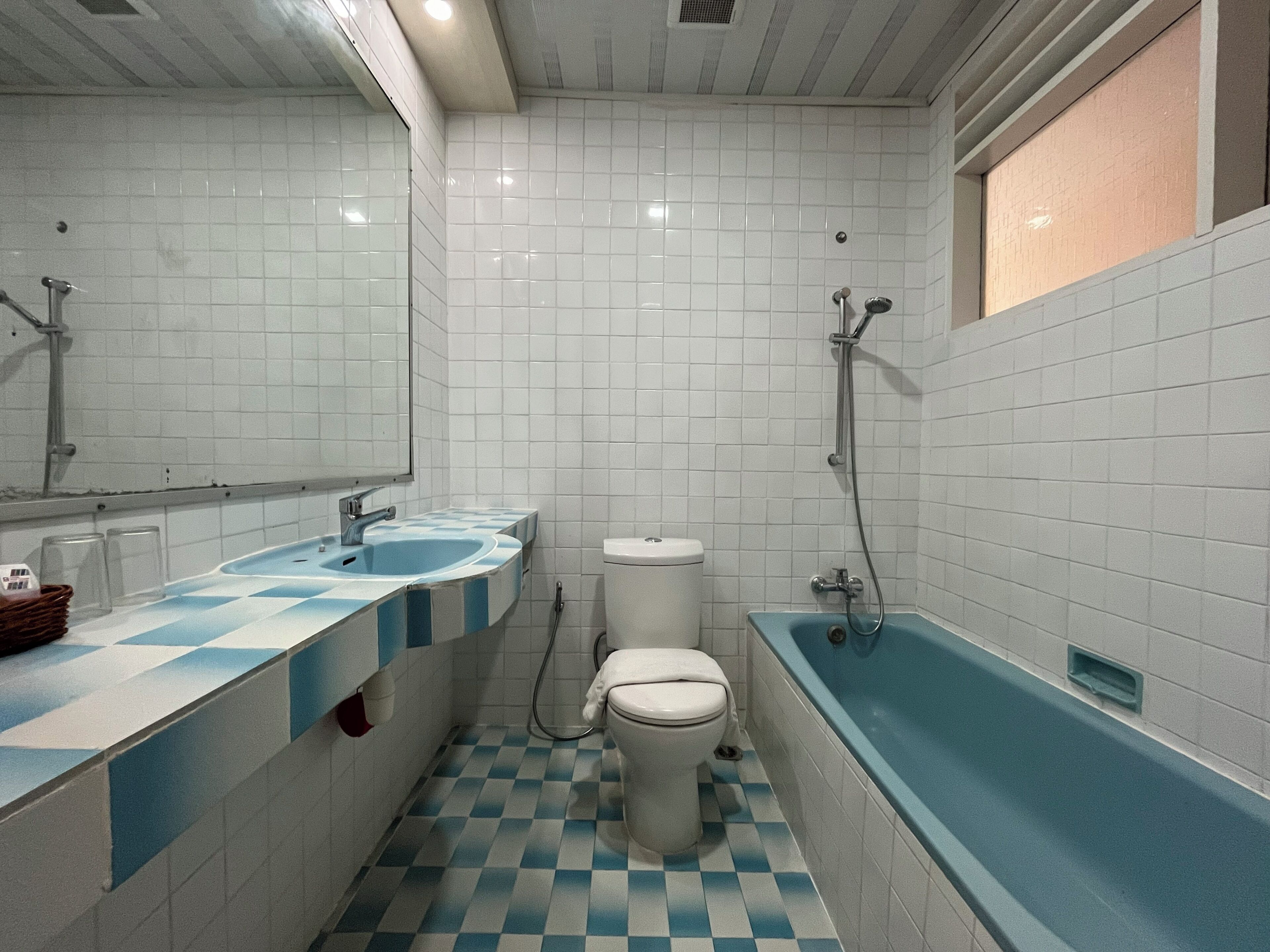 Un baño con dos lavamanos, un inodoro y una bañera.