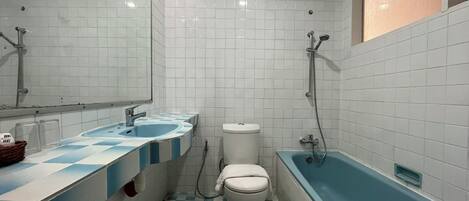 Un baño con dos lavamanos, un inodoro y una bañera.
