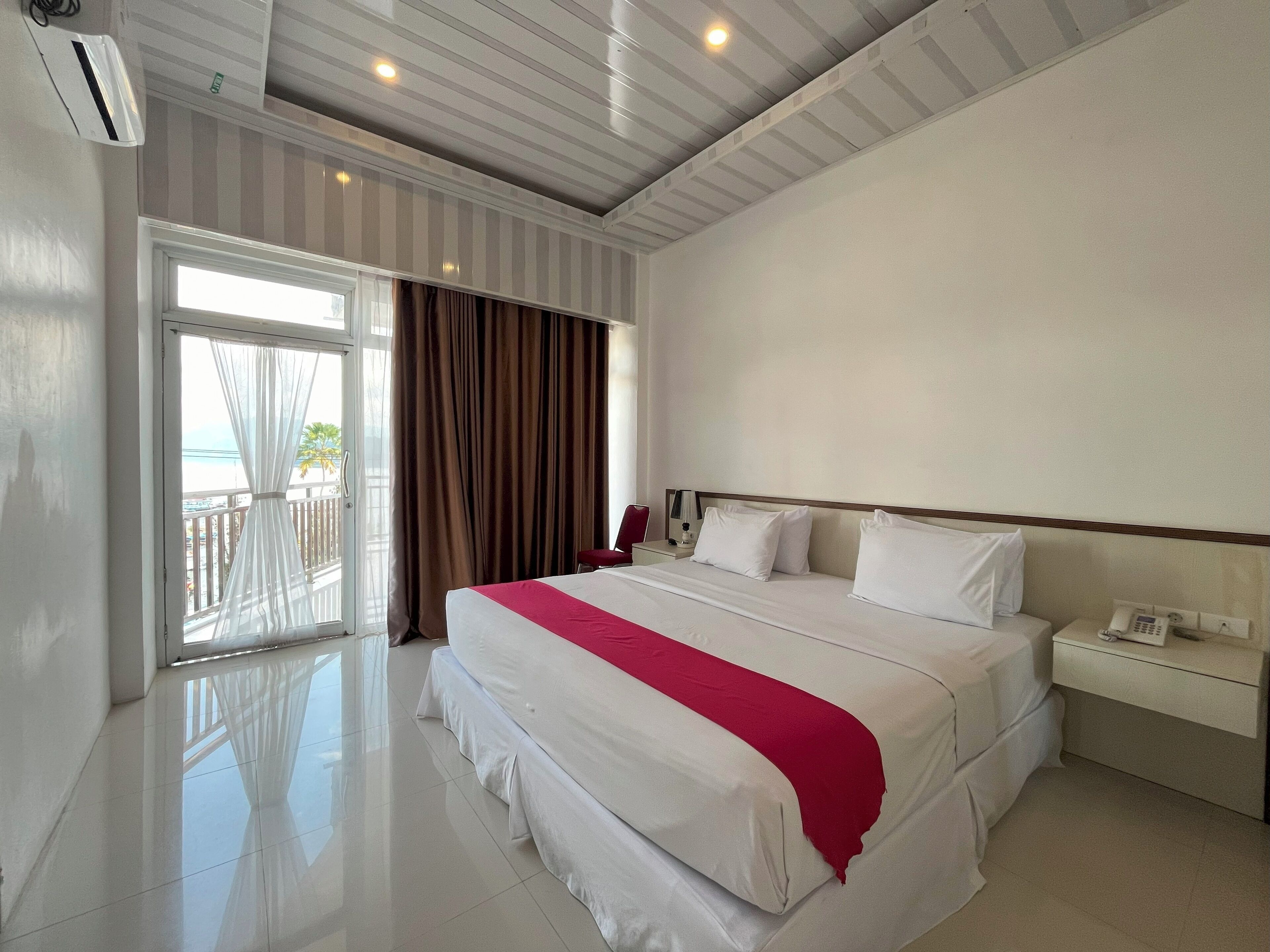 Family Suite | Desk, laptop workspace, free WiFi, bed sheets