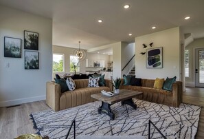 Smart-TV, Kamin, Tischfußball, Videothek