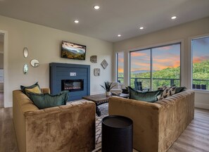 Smart TV, fireplace, table football, video library - Unbeatable Cabin: Panoramic Paradise - Games - Long Range Views! (Sevierville)