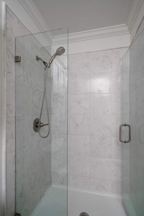 Douche, sèche-cheveux, serviettes fournies, shampoing