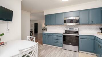 Frigorífico, microondas, horno y placa de cocina