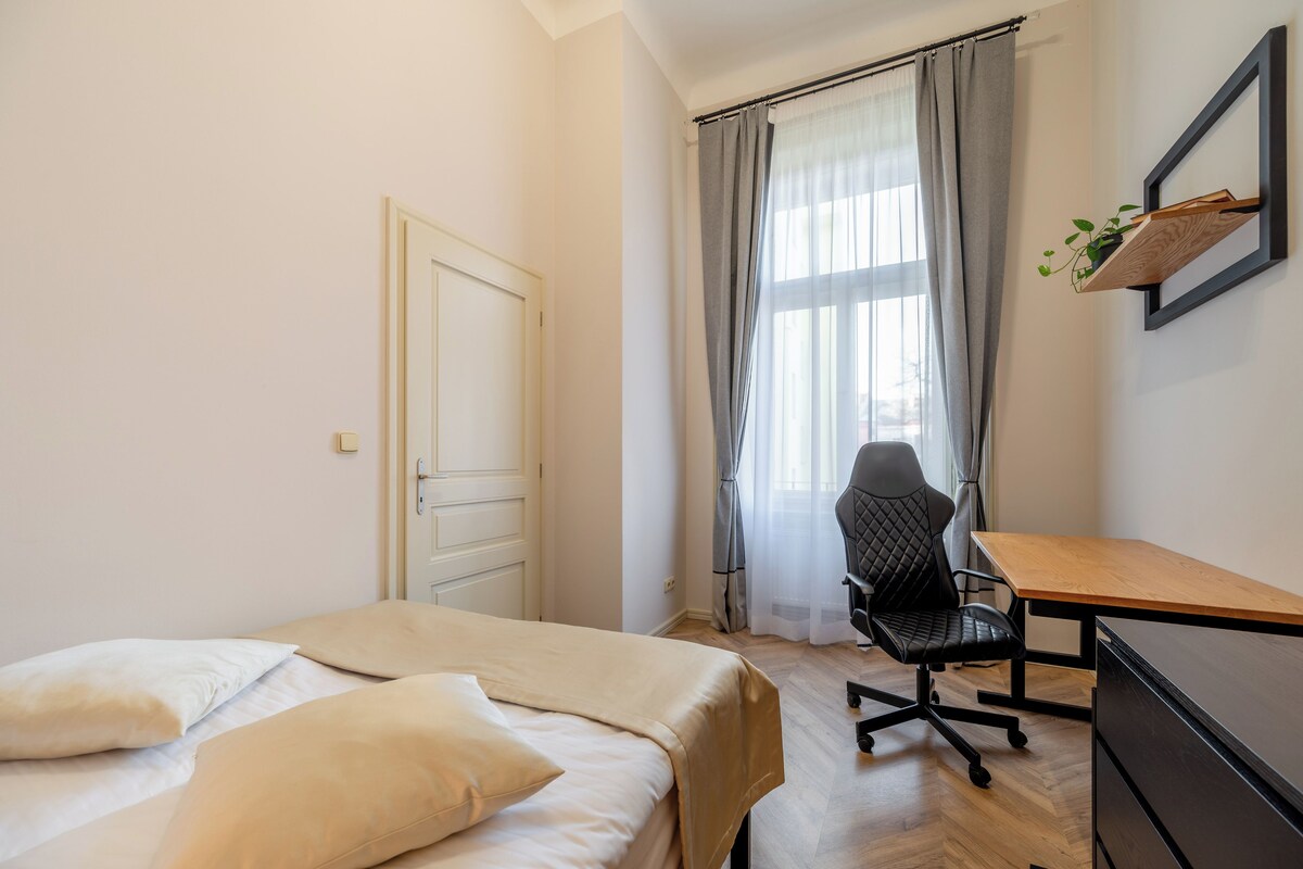 Apartment, 2 Bedrooms | Seterika/papan seterika, Wi-fi percuma 