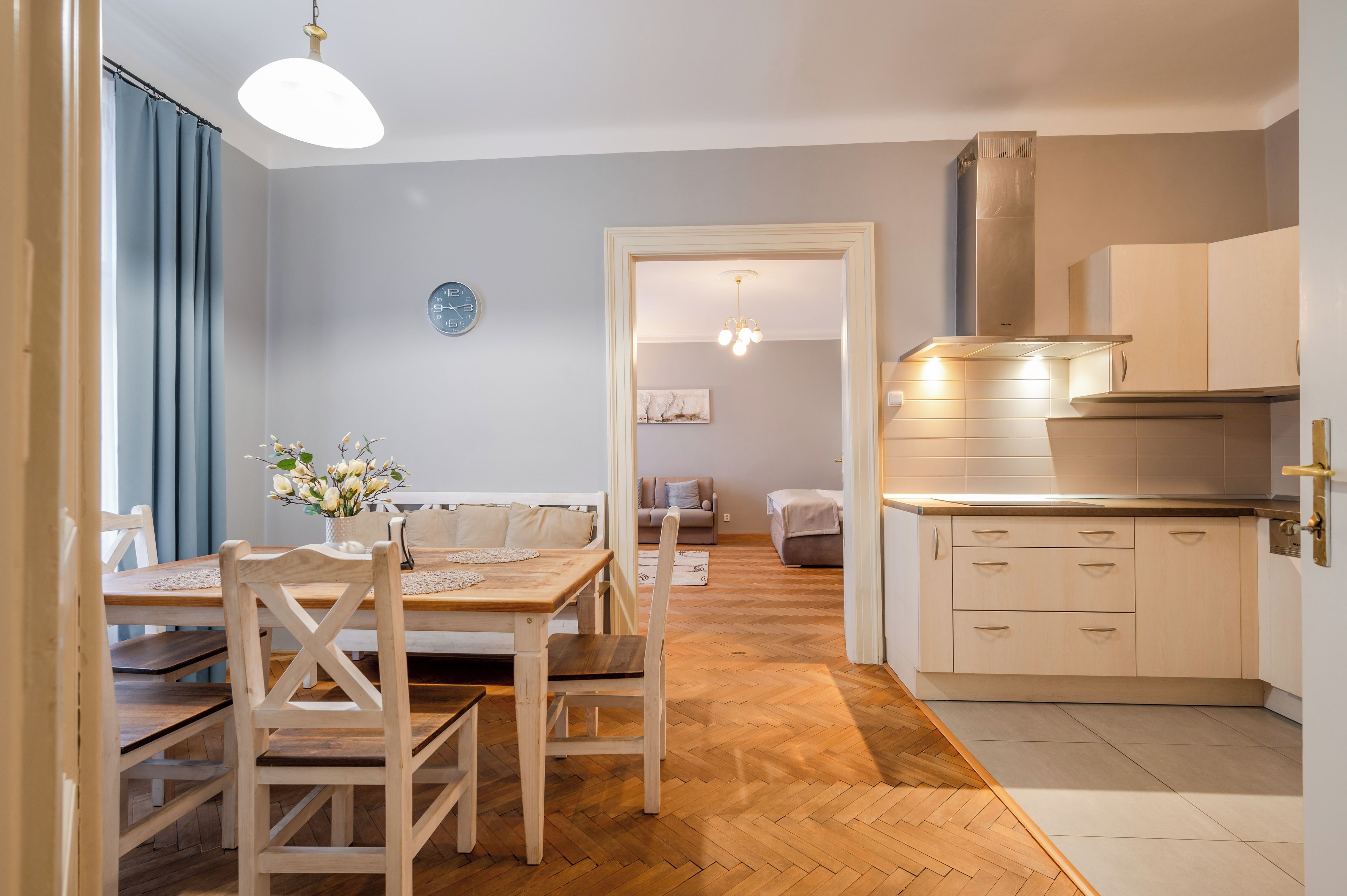 Una cucina moderna con mobili in legno e forno integrato.