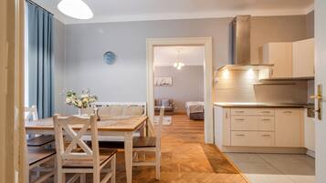 Una cucina moderna con mobili in legno e forno integrato.