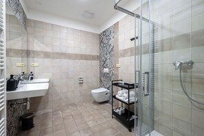 Apartment | Badezimmer | Haartrockner, Handtücher, Seife, Shampoo