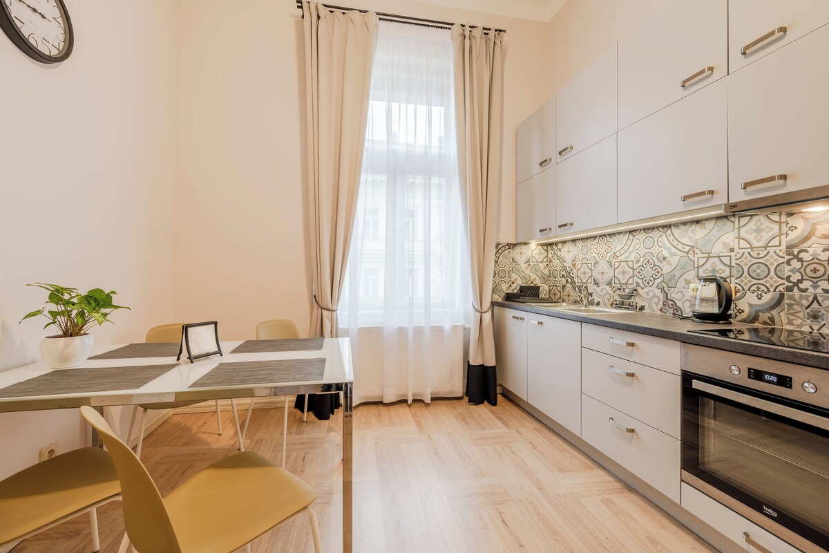 Apartment, 1 Bedroom | Dapur peribadi | Peti sejuk/penyejuk beku saiz penuh, ketuhar gelombang mikro, ketuhar 