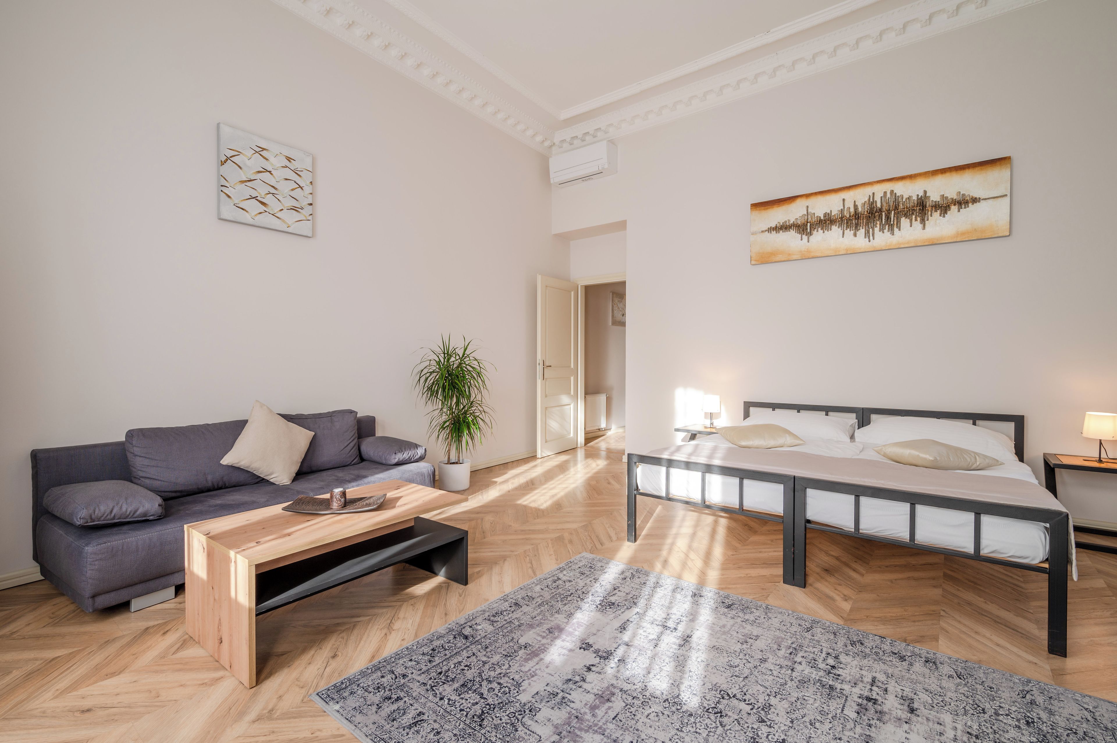 Une chambre à coucher moderne avec un lit, une table de chevet et une commode.
