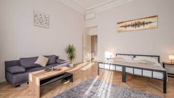 Une chambre à coucher moderne avec un lit, une table de chevet et une commode.