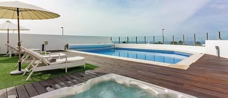 Piscina a l'aire lliure i piscina climatitzada