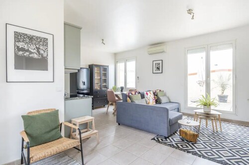 44 m2 air-conditioned apartment with terrace not overlooked  