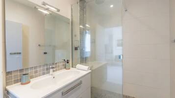 Douche, sèche-cheveux, serviettes fournies, savon