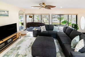 TV connectée, livres, espaces bureaux