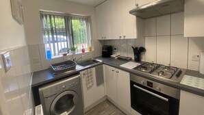 House | Private kitchen | Fridge, microwave, oven, stovetop - Urban Retreat in Milton Keynes (Milton Keynes)