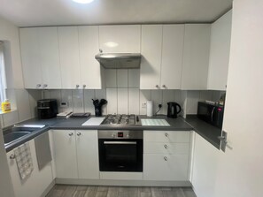 House | Private kitchen | Fridge, microwave, oven, stovetop - Urban Retreat in Milton Keynes (Milton Keynes)