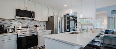 Refrigerador, microondas, placa de cocina, lavavajillas