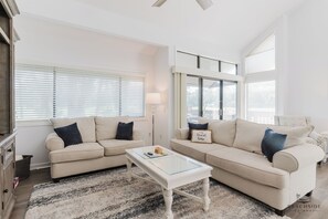 Living area - 255 Turnberry Village -2 Bedroom Condo w/ Loft, Dog Friendly, on Fazio Course (Hilton Head Island)