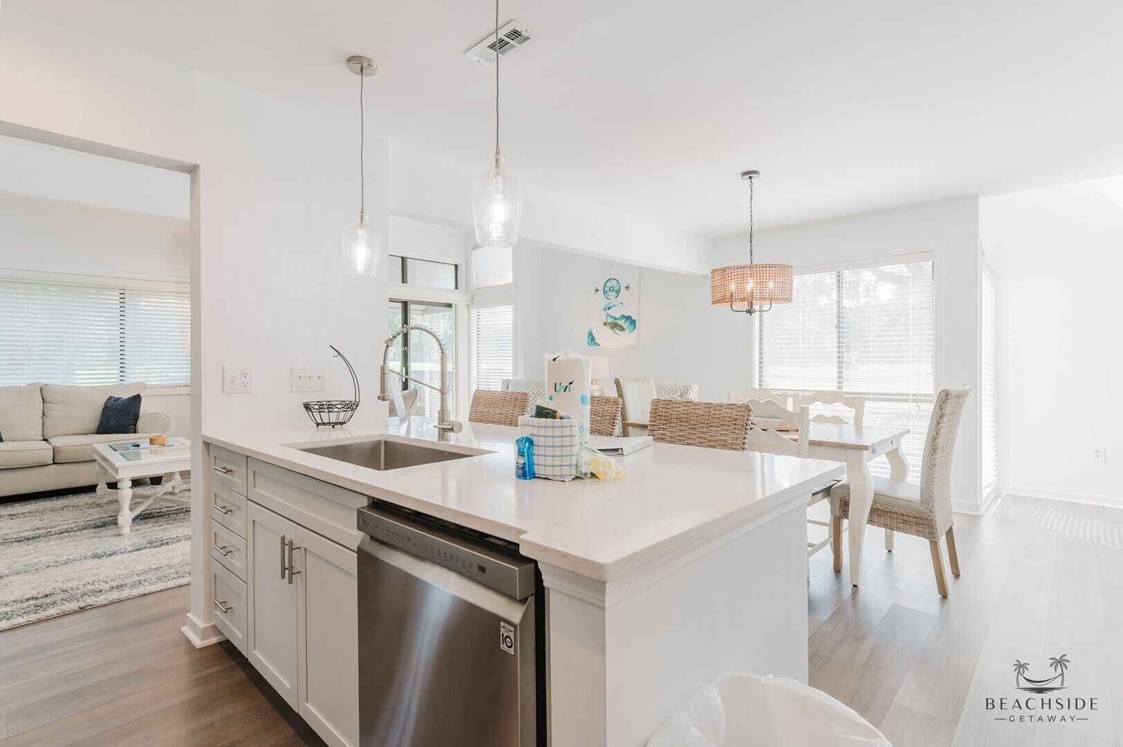 Réfrigérateur, micro-ondes, plaque de cuisson, lave-vaisselle