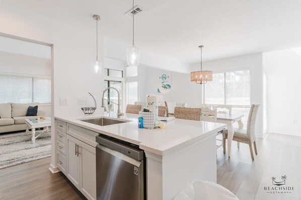 Kühlschrank, Mikrowelle, Herdplatte, Geschirrspüler