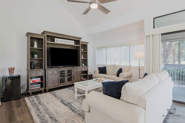 Living area - 255 Turnberry Village -2 Bedroom Condo w/ Loft, Dog Friendly, on Fazio Course (Hilton Head Island)
