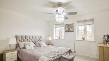 Rumah | 4 kamar tidur, setrika/meja setrika, Wi-Fi gratis, dan seprai linen