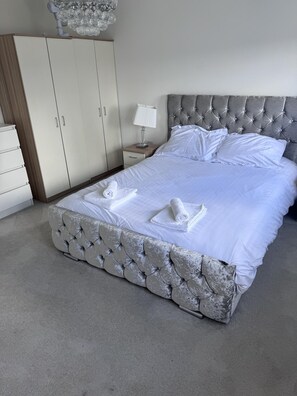 Casa | 4 habitaciones, tabla de planchar con plancha y wifi gratis 