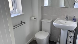 House | Bathroom - Tranquil Retreat in Swansea Countryside (Swansea)
