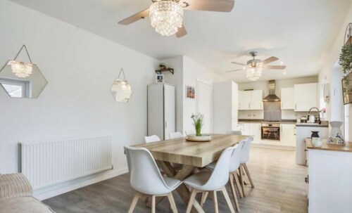 Tranquil Retreat in Swansea Countryside