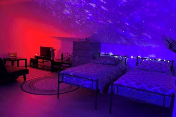 1 bedroom, desk, iron/ironing board, free WiFi - Sky Studio Flat for 4 Central Near Mercedes Benz (Magstadt)