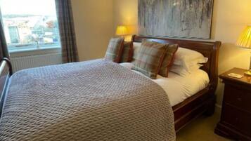 Iron/ironing board, bed sheets