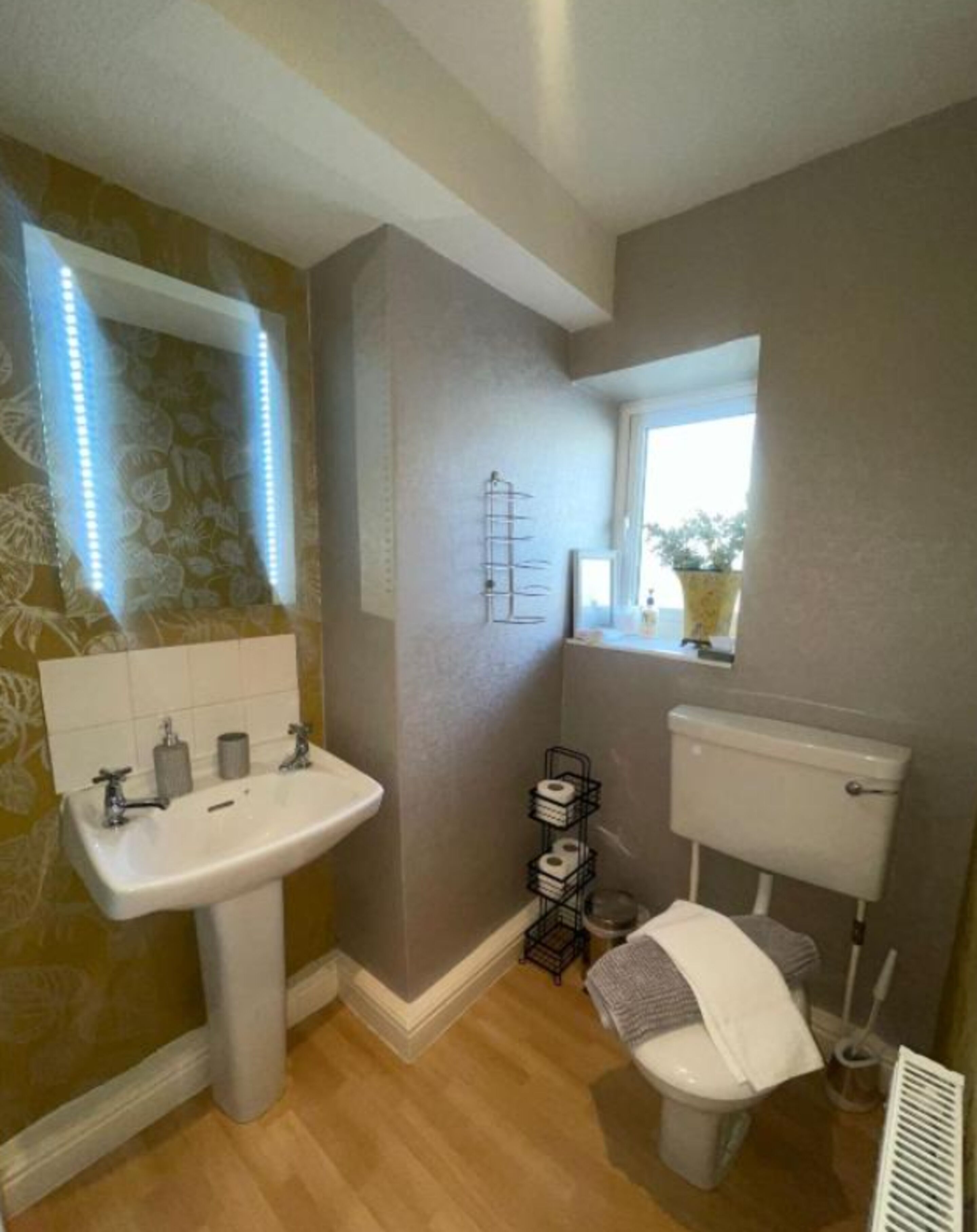 Dusche, kostenlose Toilettenartikel, Handtücher, Seife
