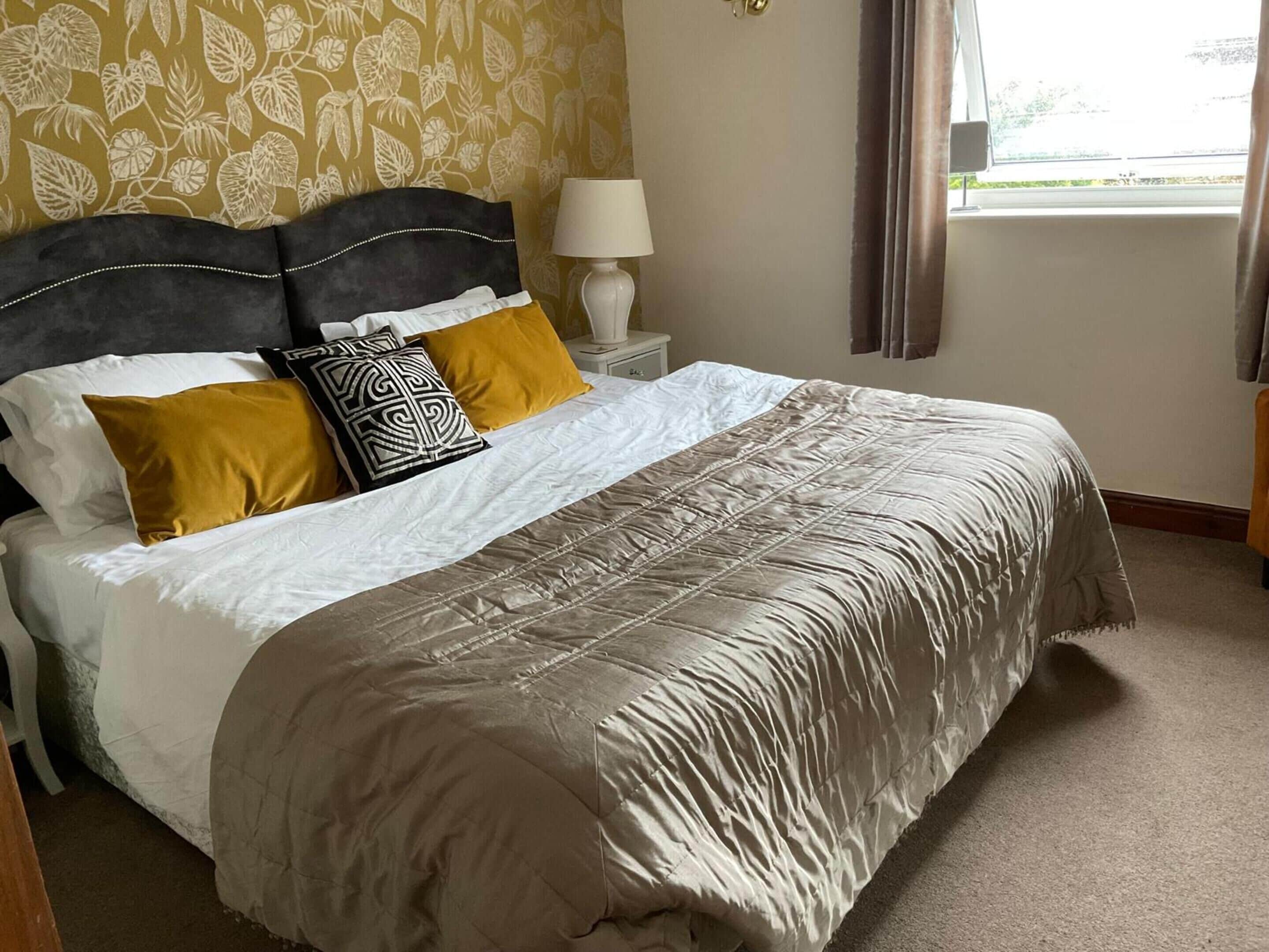 Standard Double Room, 1 Double Bed | Iron/ironing board, bed sheets