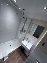 Ducha, artículos de higiene personal gratuitos, toallas y jabón