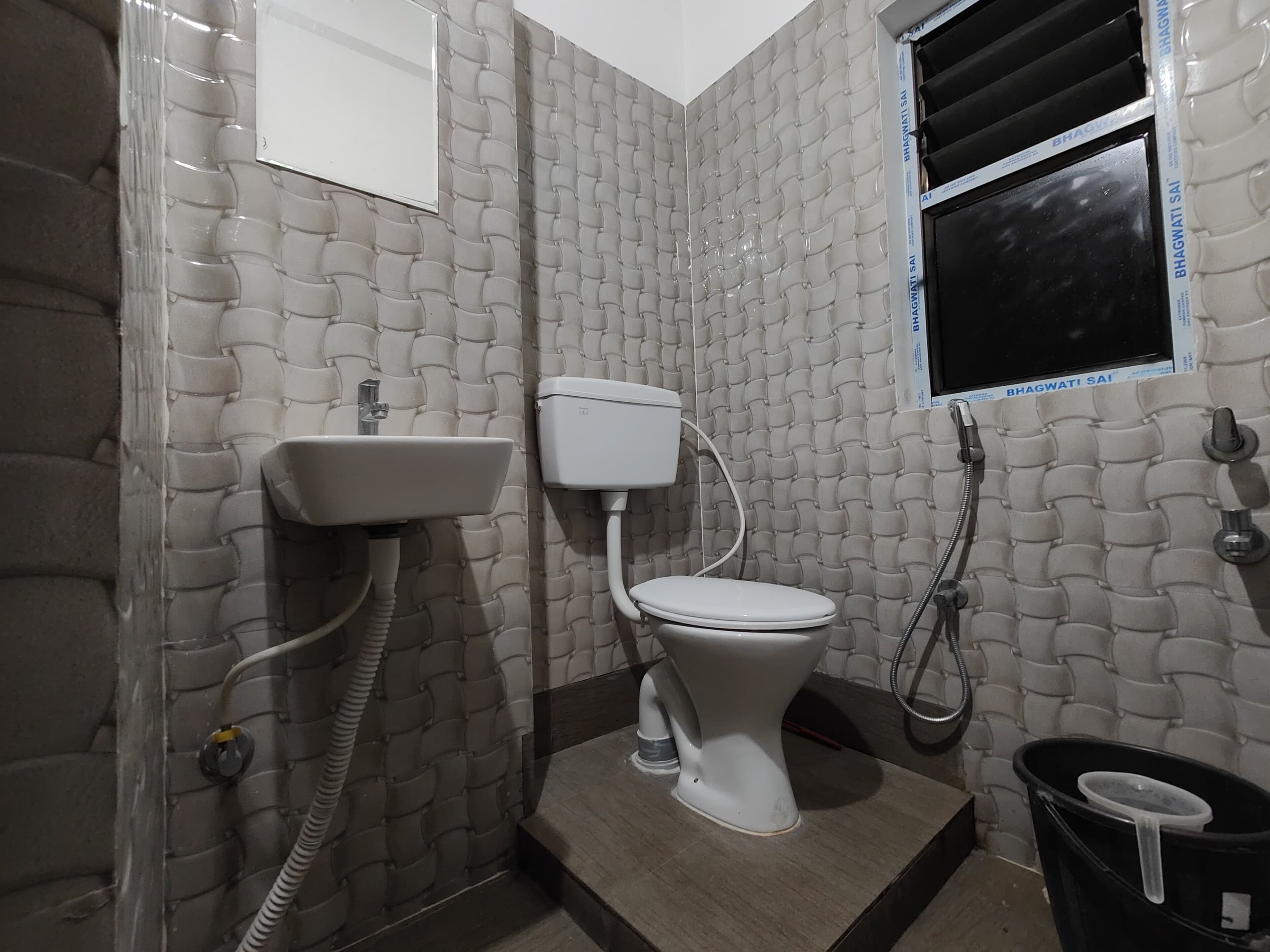 Espacio para trabajar con laptop y ropa de cama 