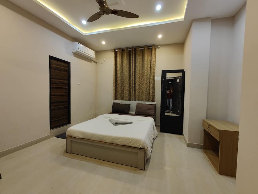 Deluxe Single Room, 1 Bedroom, Smoking, Air conditioning | Laptop workspace, bed sheets
