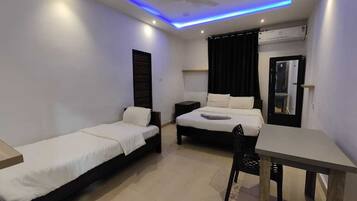 Deluxe Single Room, 1 Bedroom, Smoking, Air conditioning | Laptop workspace, bed sheets